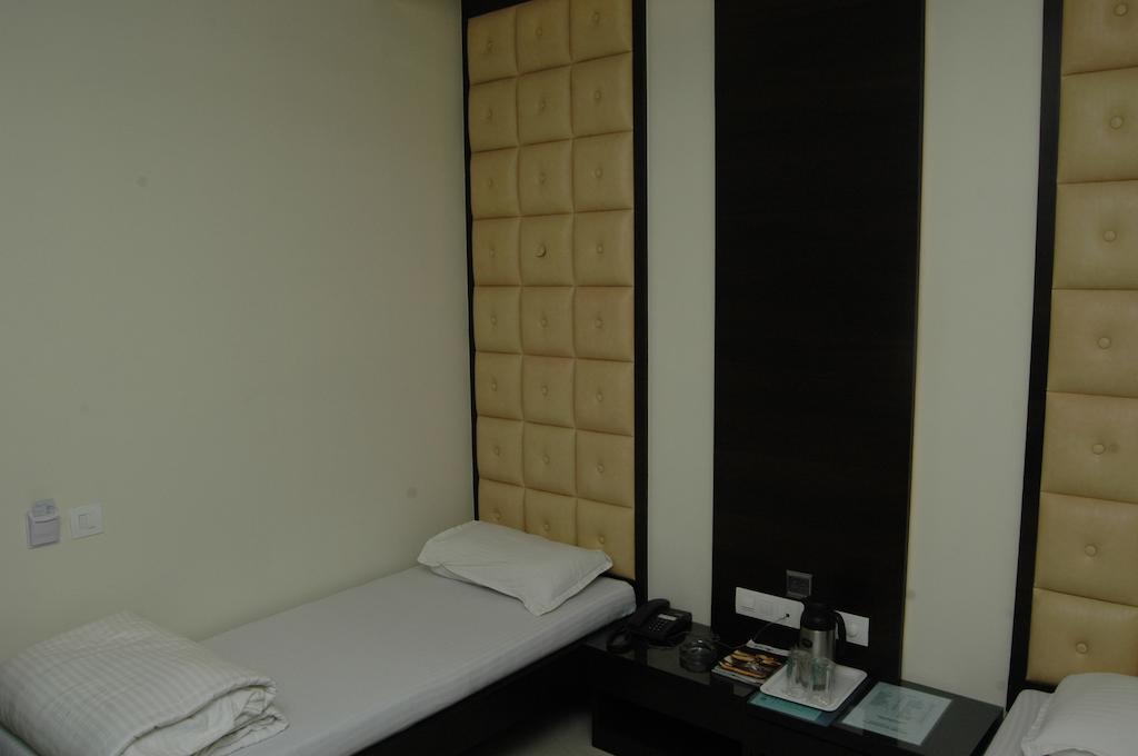 Hotel Causeway, Colaba Мумбаи Экстерьер фото