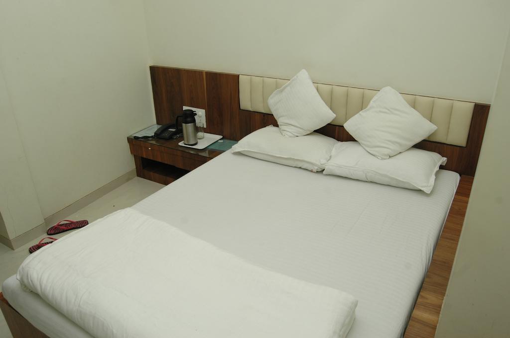 Hotel Causeway, Colaba Мумбаи Номер фото