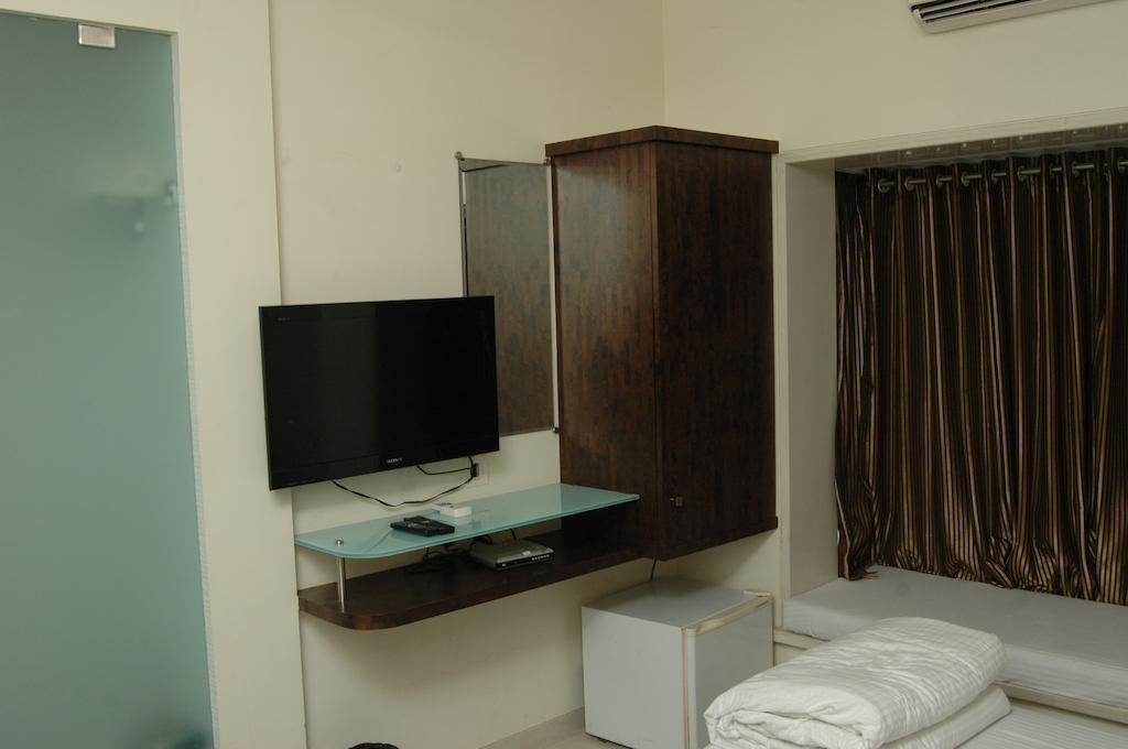 Hotel Causeway, Colaba Мумбаи Экстерьер фото