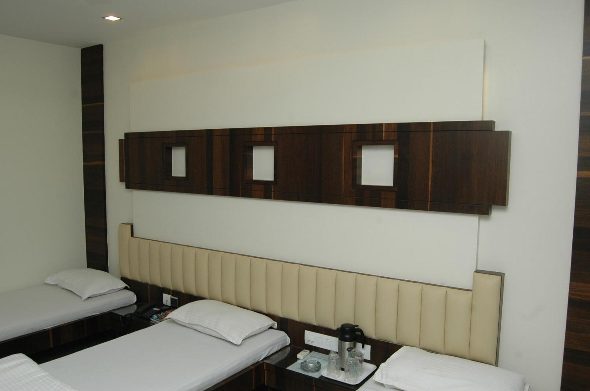 Hotel Causeway, Colaba Мумбаи Экстерьер фото