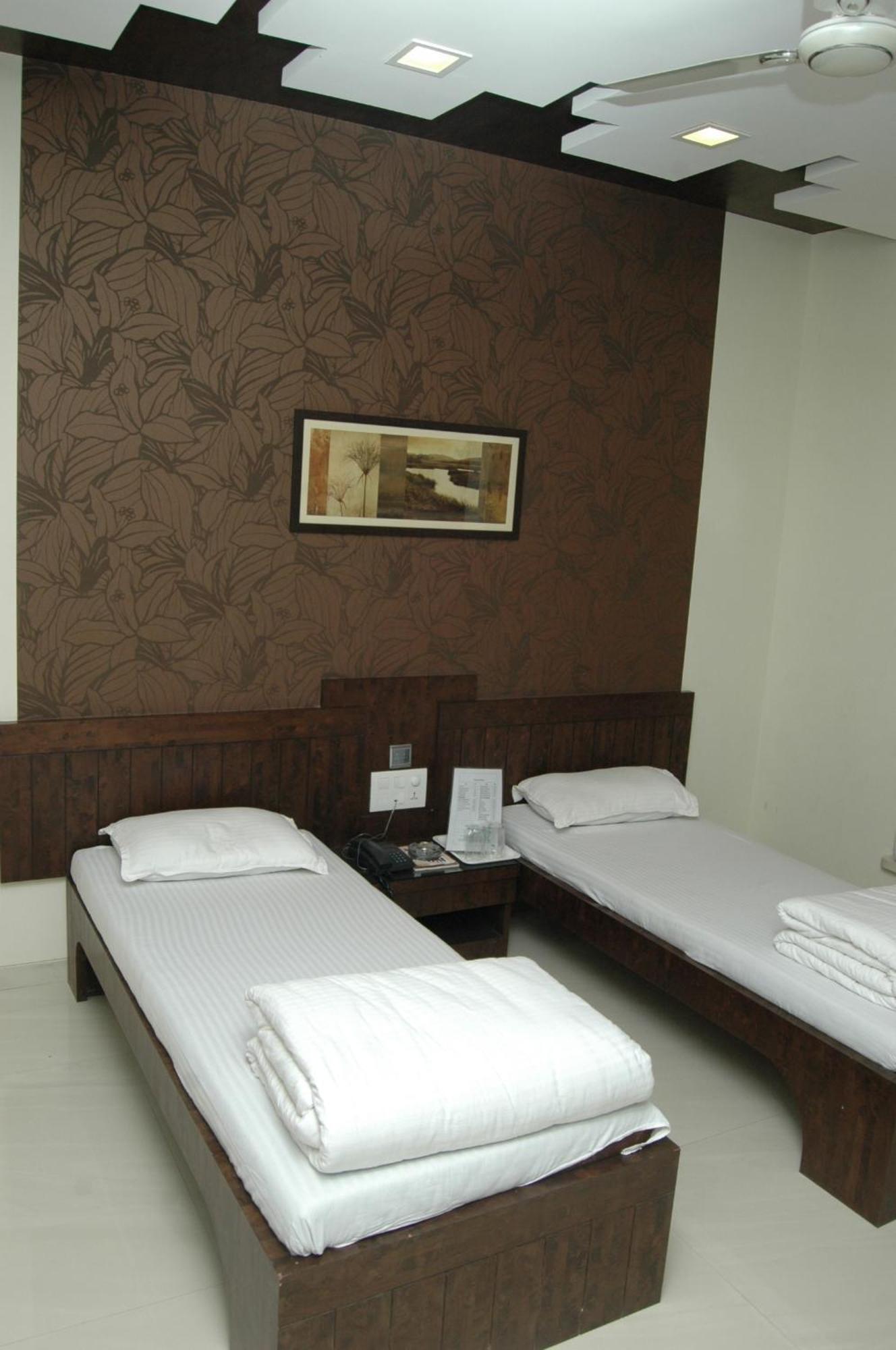Hotel Causeway, Colaba Мумбаи Экстерьер фото