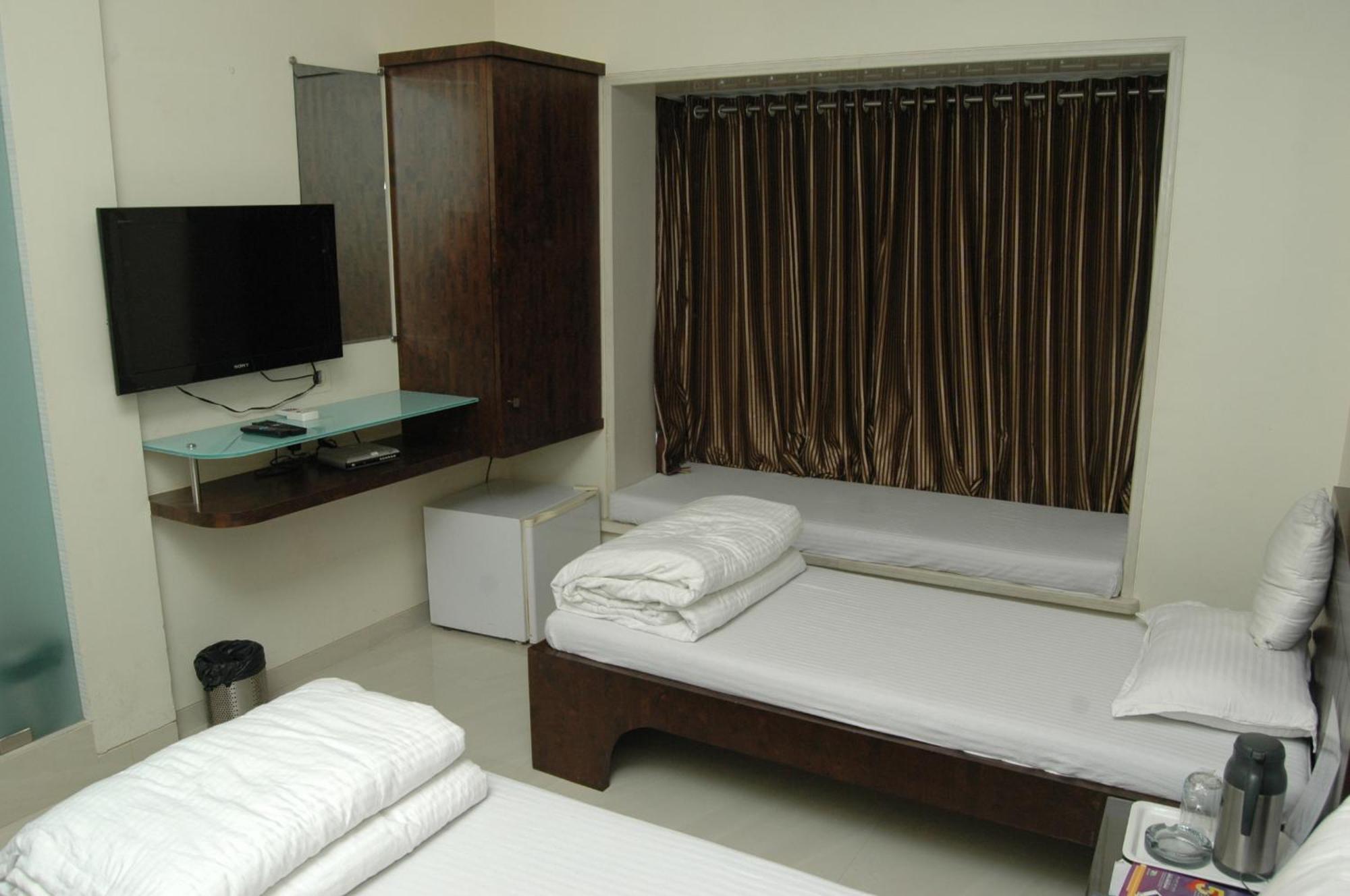 Hotel Causeway, Colaba Мумбаи Экстерьер фото
