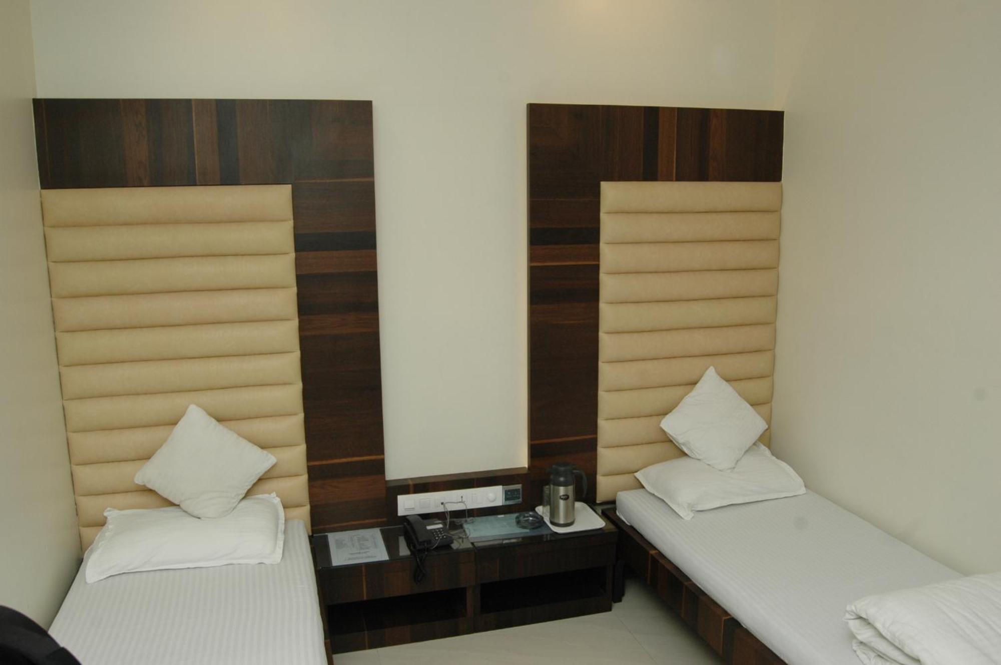 Hotel Causeway, Colaba Мумбаи Экстерьер фото