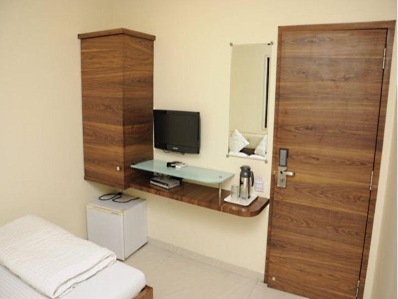 Hotel Causeway, Colaba Мумбаи Экстерьер фото