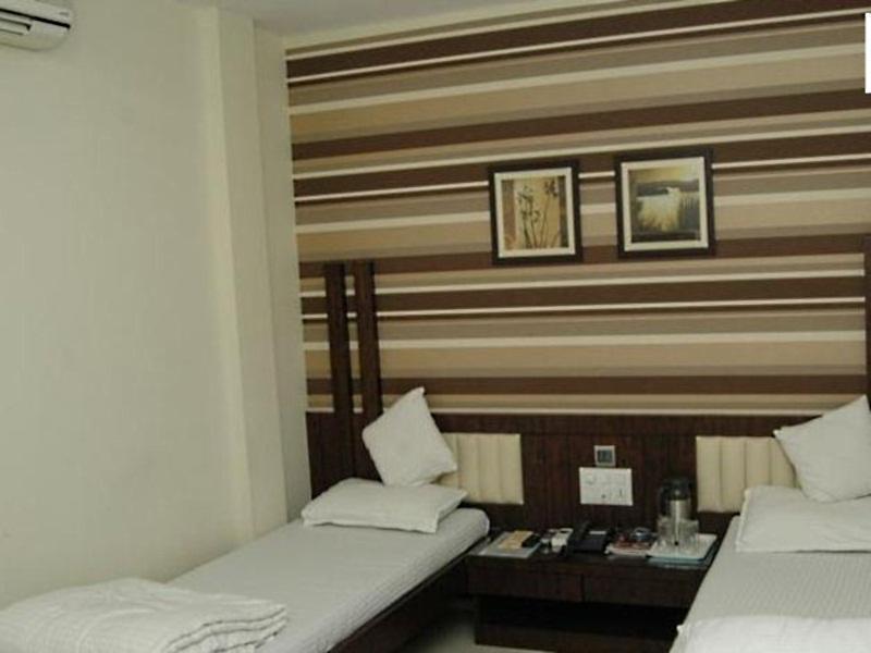 Hotel Causeway, Colaba Мумбаи Экстерьер фото