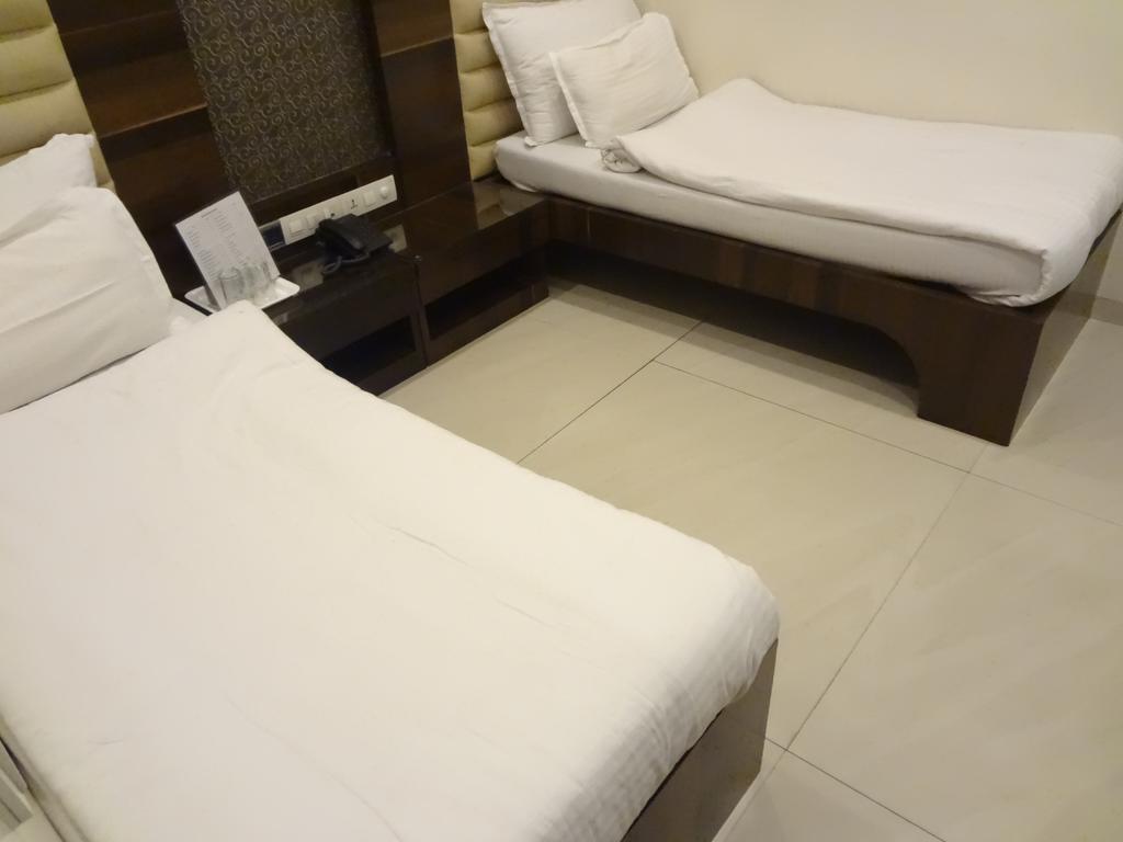 Hotel Causeway, Colaba Мумбаи Экстерьер фото