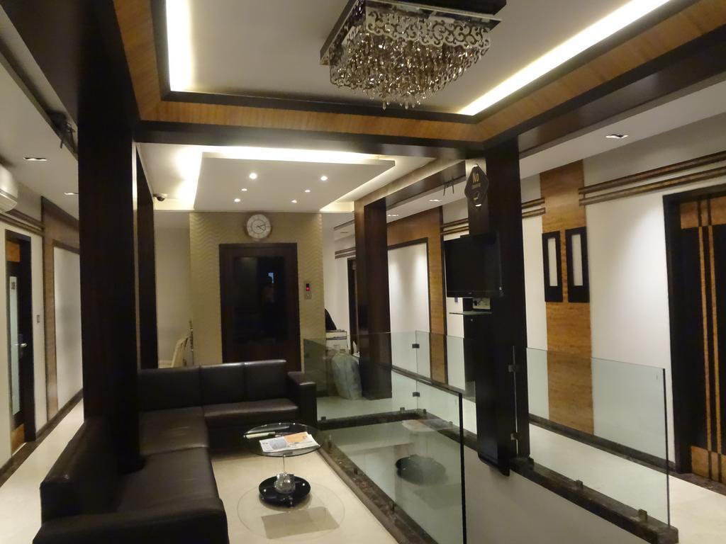 Hotel Causeway, Colaba Мумбаи Экстерьер фото